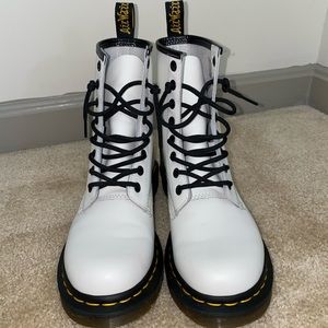 WHITE DOC MARTENS